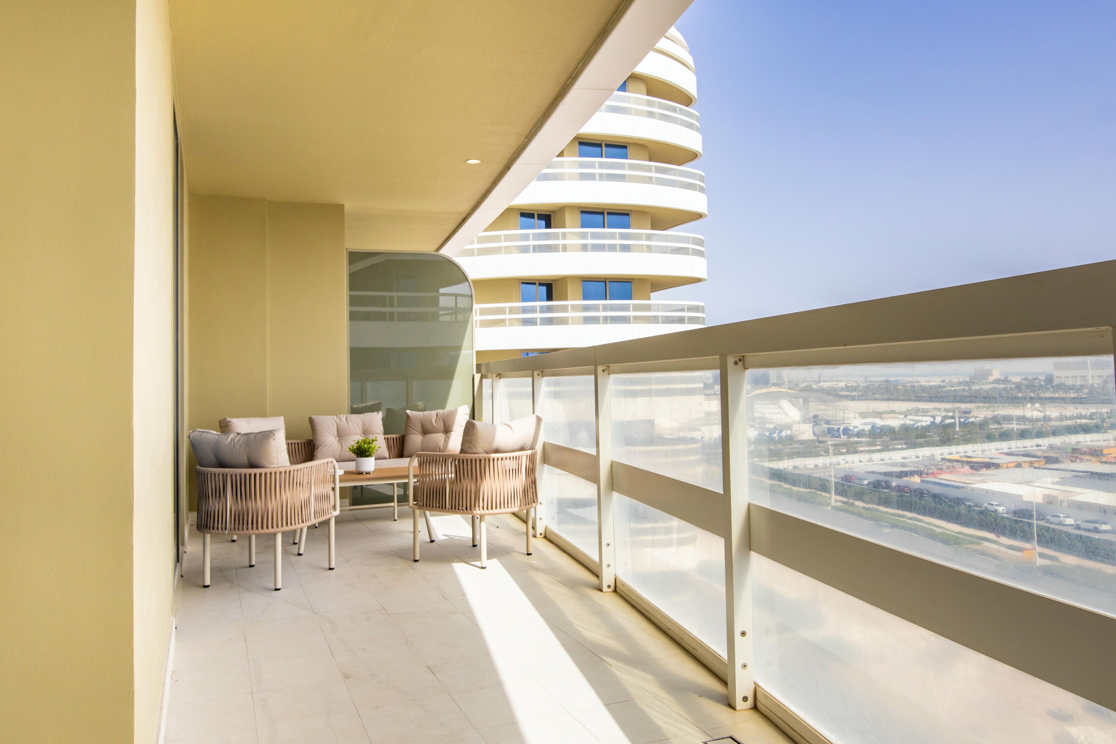Ein Balkon mit Blick auf ein modernes Gebäude und die Stadtlandschaft.