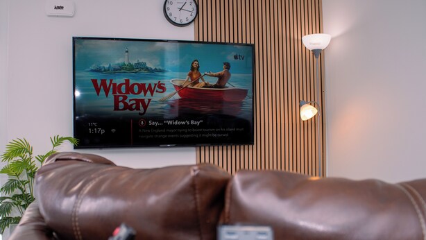 Un televisor mostrando un anuncio de 'Widow's Bay', un lugar en Nueva Inglaterra.