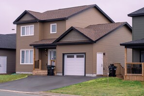 Exterior - Modern New 2-Bedroom Stylish, Spacious, Comfy & Nicely Furnished - 100% Privacy (St. John's)