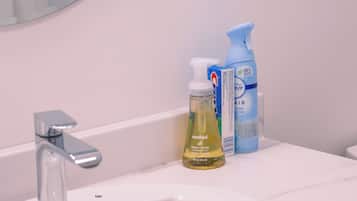 Een haardroger, een bidet, handdoeken, zeep