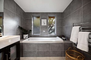 Bathroom - 8 Mins drive to Coronet Peck from the front door to the top, walk to shot over (Queenstown)