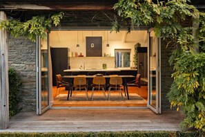 Outdoor dining - 8 Mins drive to Coronet Peck from the front door to the top, walk to shot over (Queenstown)