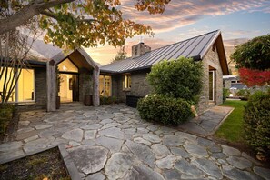 Exterior - 8 Mins drive to Coronet Peck from the front door to the top, walk to shot over (Queenstown)