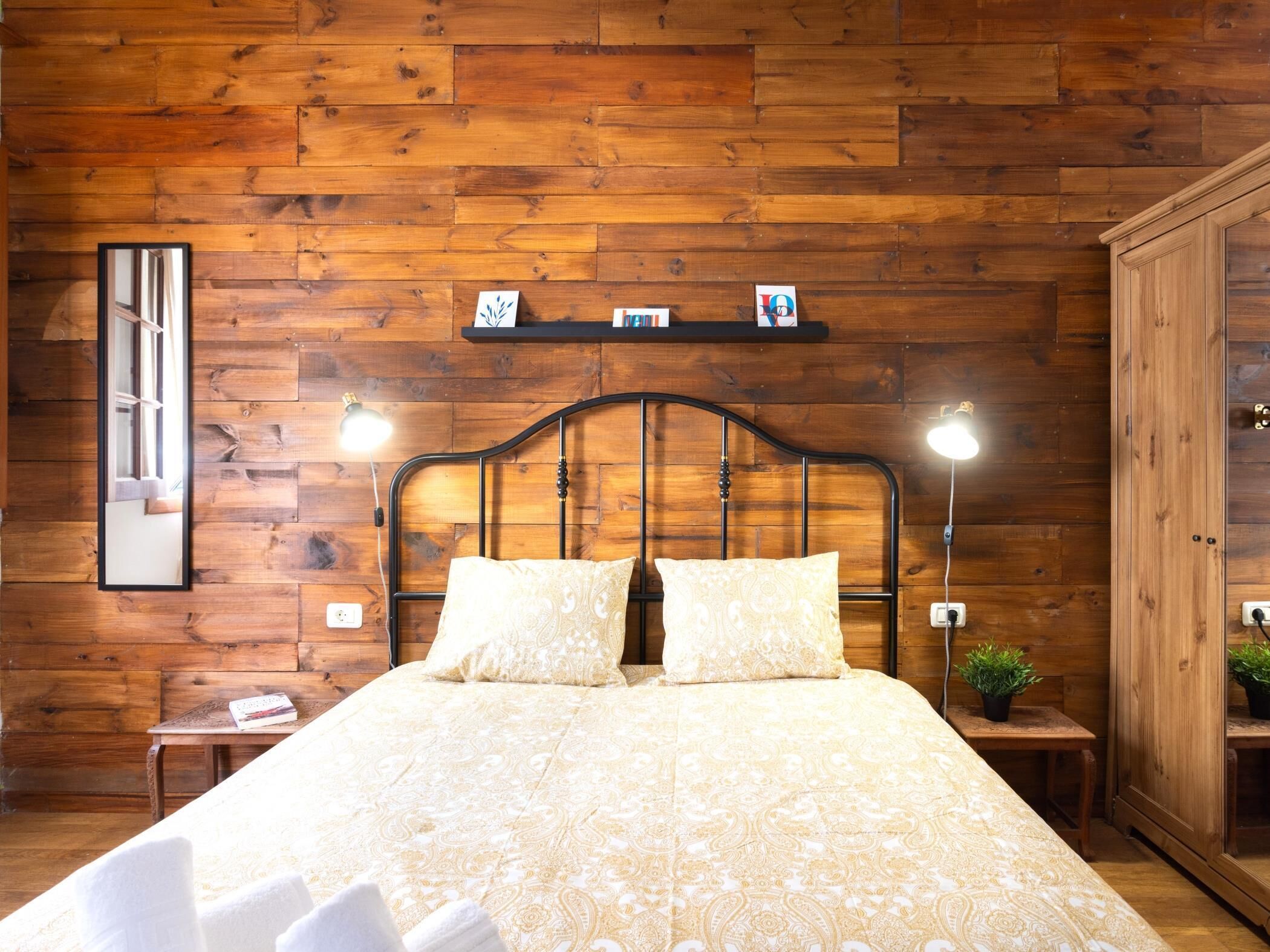 4 bedrooms, iron/ironing board, internet, bed sheets