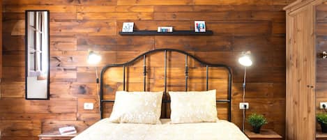4 bedrooms, iron/ironing board, internet, bed sheets