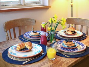Dining - 2 bedroom accommodation in Bredon, near Tewkesbury (Bredon, near Tewkesbury)