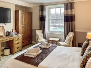 Double bedroom | The Warwick, Weymouth - 7 bedroom accommodation in Weymouth (Weymouth)