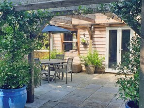 Outdoor dining - 1 bedroom accommodation in Crafthole (Crafthole)