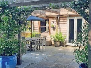 Outdoor dining - 1 bedroom accommodation in Crafthole (Crafthole)