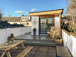 Outdoor dining - 1 bedroom accommodation in Balintore (Balintore)