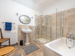 Un bagno con doccia, lavandino e vasca da bagno.