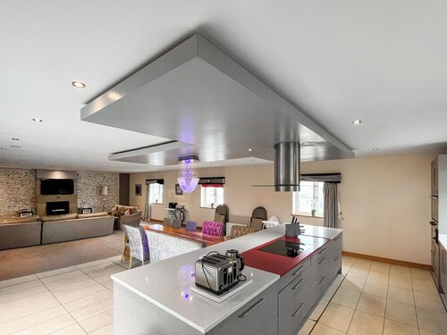 6 bedroom accommodation in Towyn