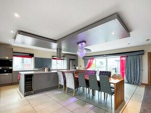 Dining - 6 bedroom accommodation in Towyn (Towyn)