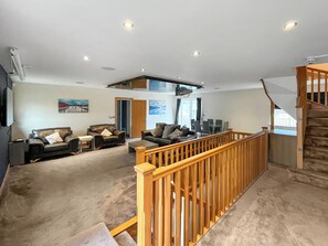 TV - 6 bedroom accommodation in Towyn (Towyn)