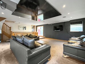 TV - 6 bedroom accommodation in Towyn (Towyn)