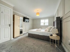 5 bedrooms, free WiFi - 5 bedroom accommodation in Rhos on Sea, near Colwyn Bay (Rhos on Sea, near Colwyn Bay)