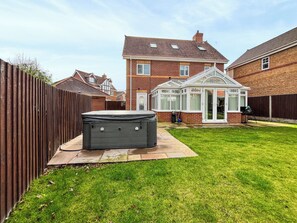 Terrace/patio - 5 bedroom accommodation in Rhos on Sea, near Colwyn Bay (Rhos on Sea, near Colwyn Bay)