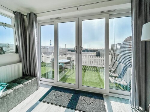 5 bedroom accommodation in Worthing