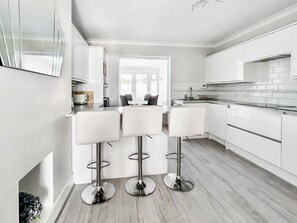Astianpesukone, syöttötuoli