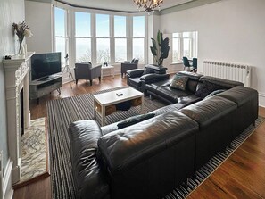 TV - 2 bedroom accommodation in Scarborough (Scarborough)