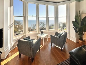 TV - 2 bedroom accommodation in Scarborough (Scarborough)