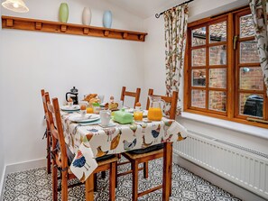 Dining - 2 bedroom accommodation in Saxmundham (Saxmundham)