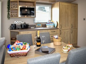 Dining - 2 bedroom accommodation in Brixham (Brixham)