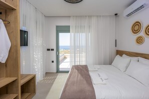 3 bedrooms, in-room safe, iron/ironing board, travel cot - Villa Avenia, Divine Sea Views, Private Pool, Furnished Terrace, BBQ facilites,. (Crete)