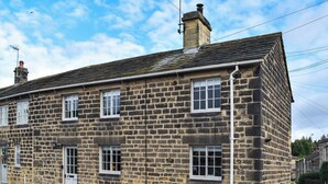 Un edificio de piedra con varias ventanas y una chimenea.