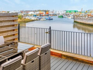 Outdoor dining - 4 bedroom accommodation in Lowestoft (Lowestoft)