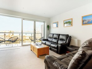 TV - 4 bedroom accommodation in Lowestoft (Lowestoft)