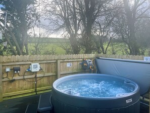 Outdoor spa tub - Bluebell Lodge - UK51382 (Wigton)