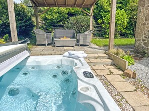 Outdoor spa tub - 2 bedroom accommodation in Lanhydrock, near Bodmin (Lanhydrock, near Bodmin)
