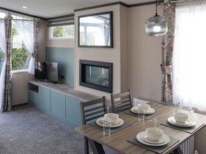 Dining - Lockwood 47 - UK51393 (Narberth)