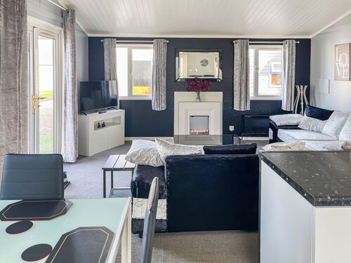 3 bedroom accommodation in Corton