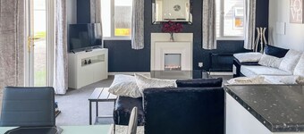 3 bedroom accommodation in Corton