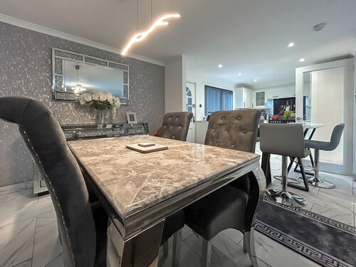 The House Getaway - UK51415