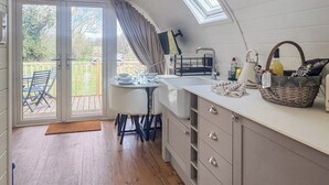 Une cuisine avec un coin repas, une fenêtre et une vue sur l’extérieur.
