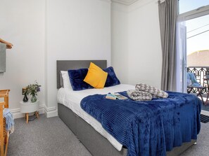 1 bedroom, free WiFi - A comfortable first-floor apartment for two with lovely sea views. (Paignton)