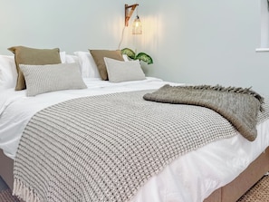 3 bedrooms, free WiFi - 3 bedroom accommodation in Hoscar, Ormskirk, near Southport (Lathom, Near Southport)