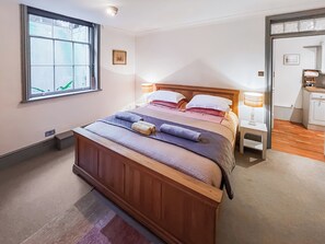 1 bedroom, free WiFi - A very large, bright apartment with a lovely homely feel by the fire. (Ramsgate)