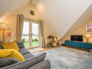 TV - 1 bedroom accommodation in Truro (Truro)