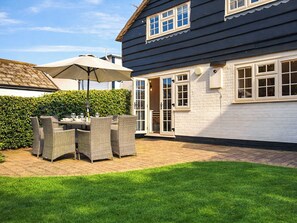 Outdoor dining - Welcoming larger family gatherings. (Winterton-on-Sea)