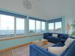 TV, fireplace - 4 bedroom accommodation in Portknockie (Portknockie)