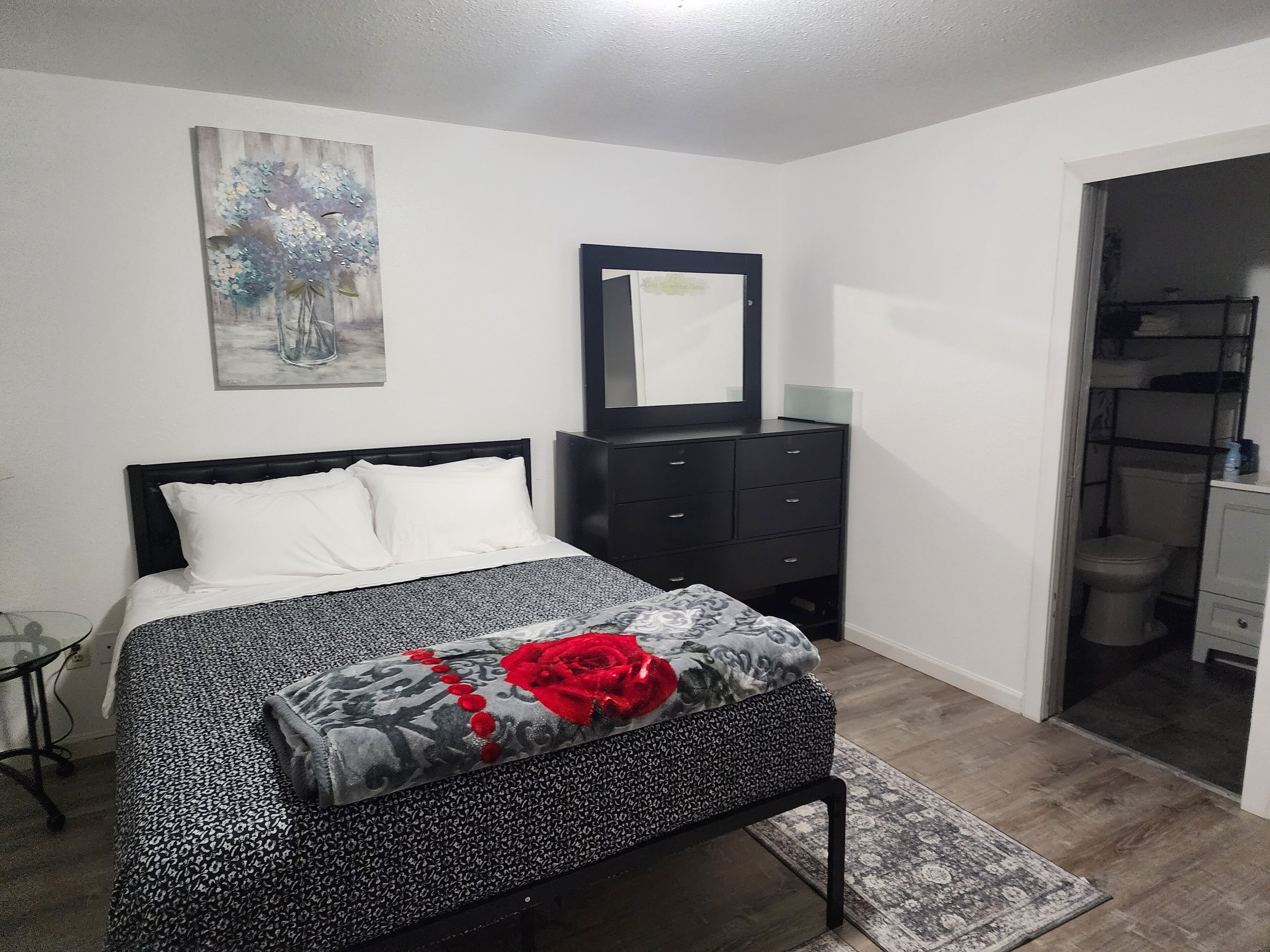 3 bedrooms, desk, iron/ironing board, WiFi (free)