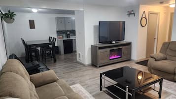 Televisión, chimenea, libros y estéreo