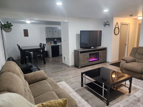 Tacoma Comfort Stay, Elegant 3BR Retreat Minutes to PLU, JBLM & Dining