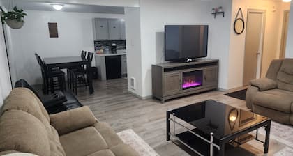 Tacoma Comfort Stay, Elegant 3BR Retreat Minutes to PLU, JBLM & Dining