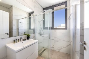Shower, hair dryer, towels - Protaras By the Bay Villa 19 (Protaras)