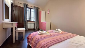 3 bedrooms, iron/ironing board, bed sheets